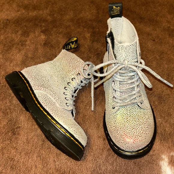 Dr. Marten’s Toddler 1460 Pascal Iridescent Lace Up Boots Size 8 Sparkly Rainbow - Picture 2 of 8